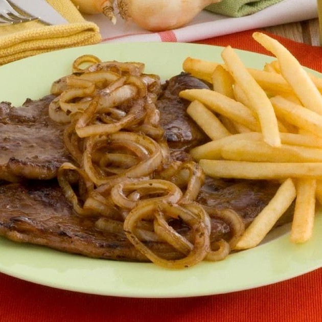 Feijão, Arroz, Farofa, fritas e bife acebolado.