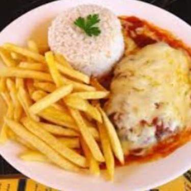 Bife de contra filé com uma generosa camada de queijo mussarela com molho de tomate por cima derretendo toda camada de queijo, deixando este prato ainda mais gostoso. Refeição composta por arroz branco, feijão preto, farofa da casa mais uma guarnição a escolher.
