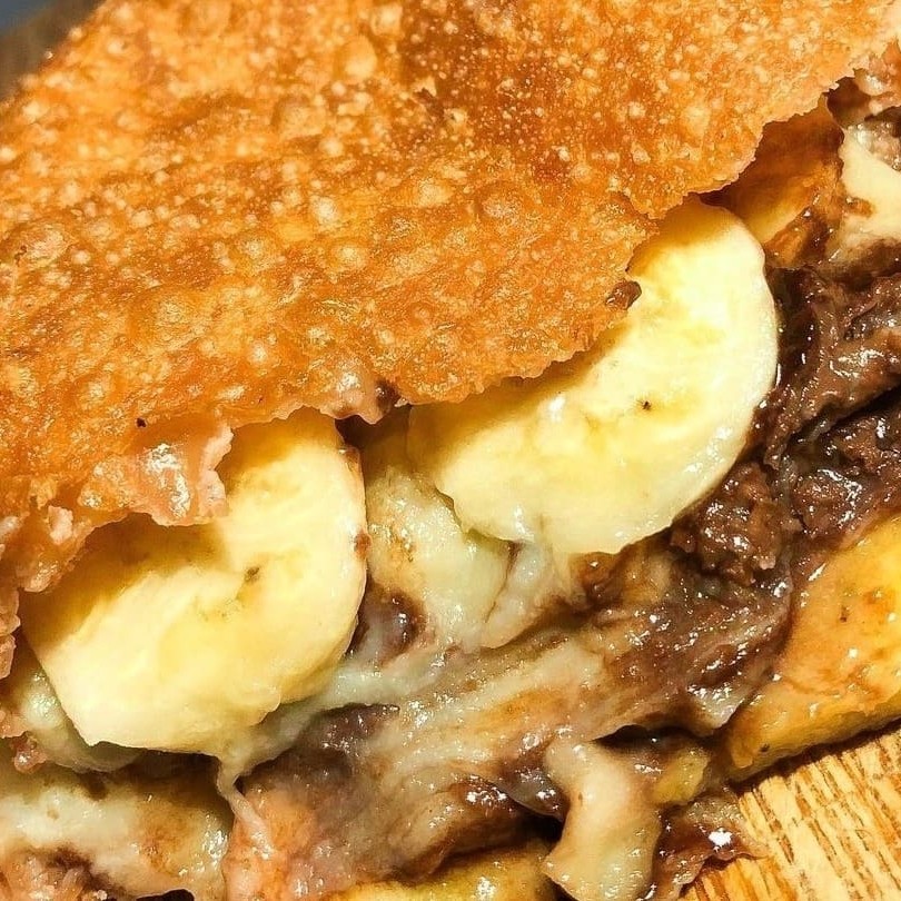 Banana cortada em rodelas, queijo mussarela e muito chocolate