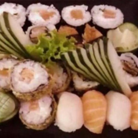 Niguiri (2 salmao 2 peixe branco 2 skin) makimono (4 uramaki skin 4 filadelfia 4 hot)