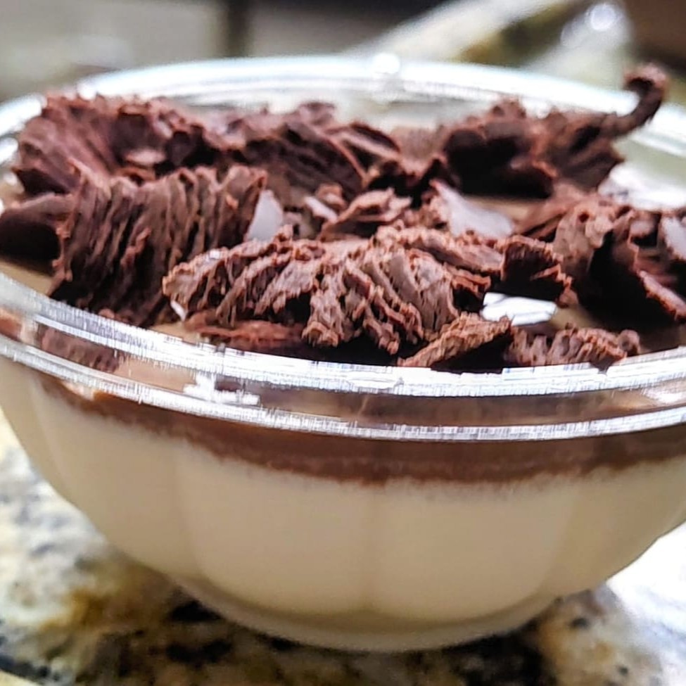 Panna cotta é uma sobremesa muito tradicional na Itália; ela é leve, feita com creme de leite, aromatizado com baunilha, servida com calda artesanal de chocolate e finalizada  com raspas de chocolate.