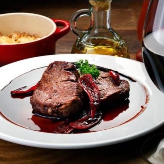 Celebre momentos especiais com nosso Menu: uma entrada refinada, um prato principal delicioso, acompanhamentos variados, saladas frescas e uma sobremesa opcional à sua escolha. Adicione um vinho opcional para uma experiência gastronômica sofisticada e memorável. Ideal para jantares elegantes e ocasiões especiais.