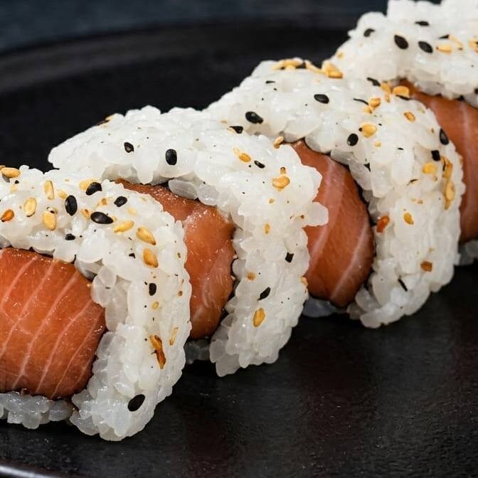 Camada de Arroz Japonês e Gergelim recheado com Alga, Salmão, Cream Cheese e Cebolinha