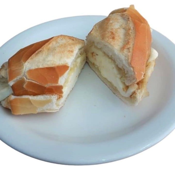 O 'Minas Quente' é uma delícia que remete às tradicionais lanchonetes de Minas Gerais. Este prato é confeccionado com queijo minas padrão, derretido até atingir a consistência suave e macia. O sabor característico do queijo, aliado ao seu derretimento perfeito, torna este prato um verdadeiro convite ao paladar. Sua apresentação quente e aconchegante faz jus ao nome e promete agradar os amantes de lanches rápidos e saborosos. Experimente e sinta-se transportado para as charmosas lanchonetes mineiras!