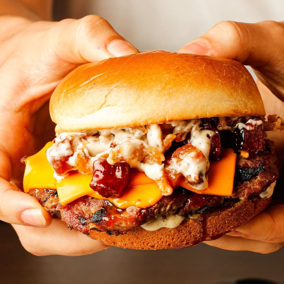 1 burgers 160gr. De ribeye, 1 camada generosa de cheddar, molho ranch, bacon caramelizado e cebola crispy.