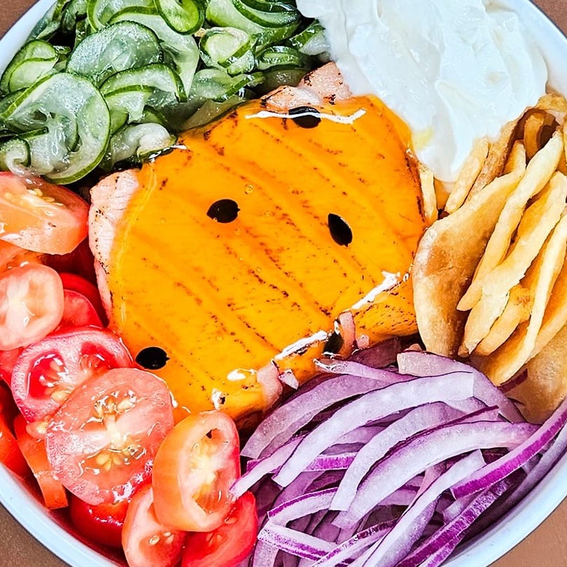 Arrox, cream cheese, aprox. 220g de salmão maçaricad, geleia de maracujá, sunomono, cebola roxa, tomate cereja e chips de batata.