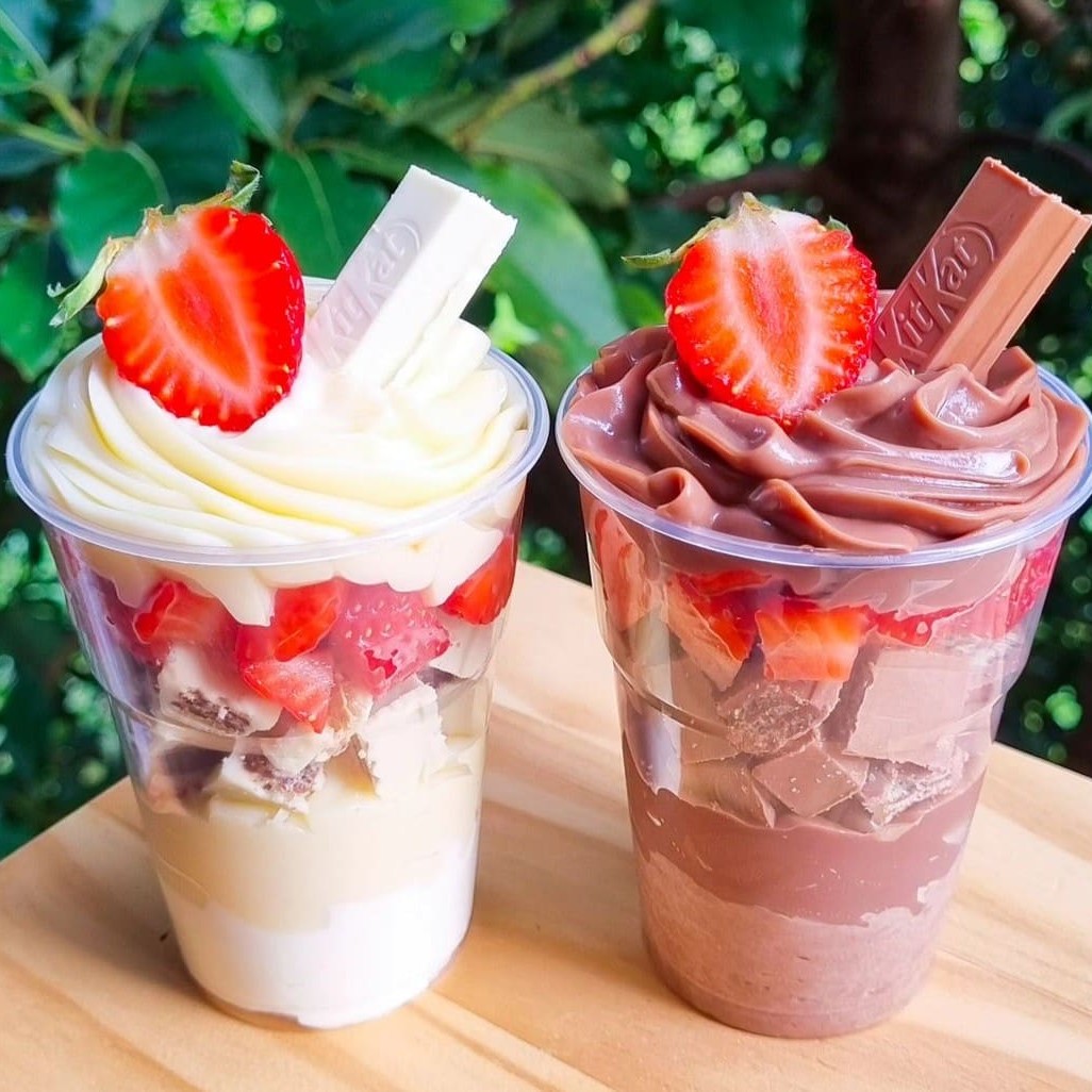 Promoção de Combo - São dois copos da felicidade sucesso em vendas. Duplo Ninho com Kitkat e morango.