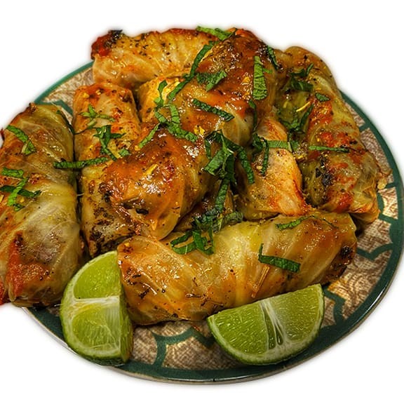 Para quem quer apreciar nosso charuto por mais tempo, trouxemos a porção com 10 unidades dele. Recheado com carne  moída, arroz e especiarias que fazem toda a diferença. Para você.  #porções #combos #antepastos #pão #ninhodenozes #doces #salgados #kafta #esfirra