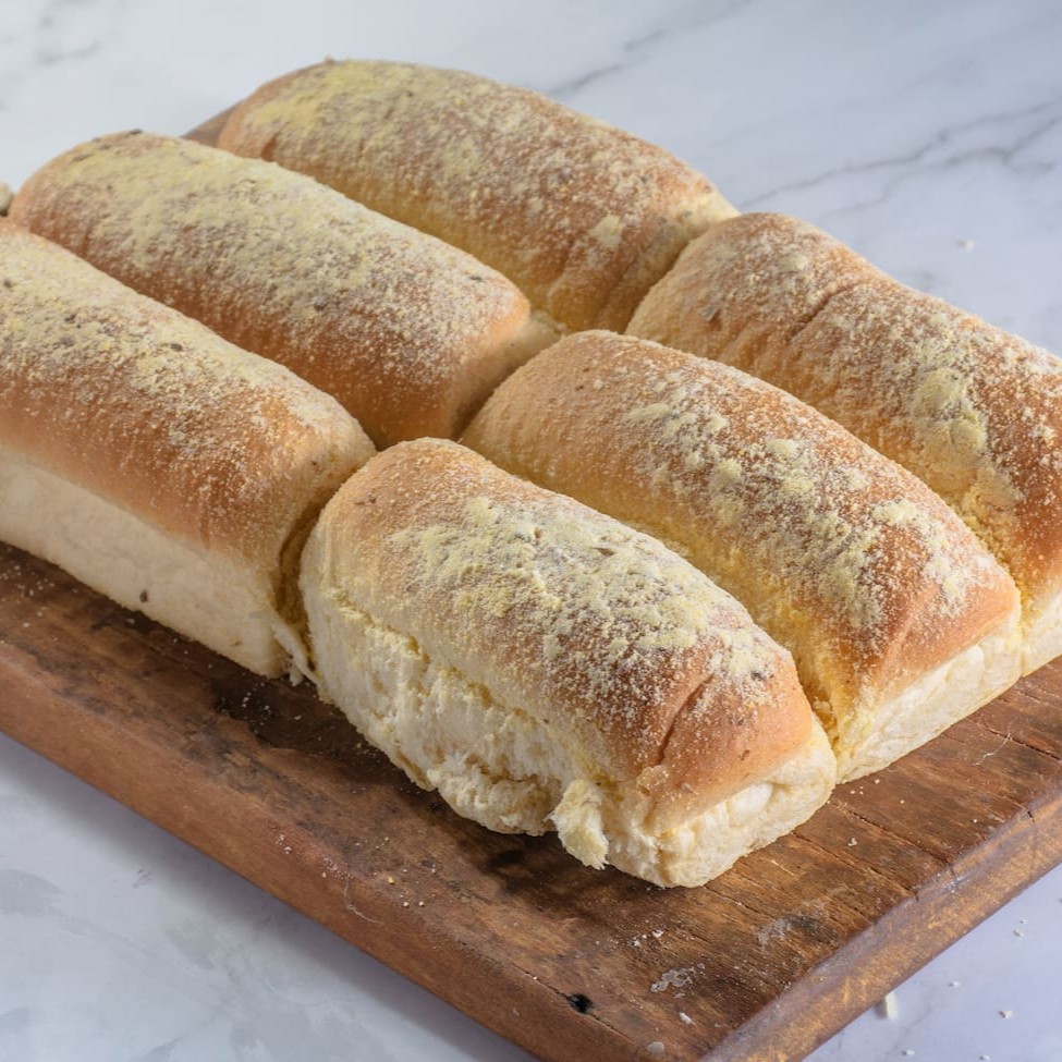 Pão brioche de milho, uma combinação deliciosa de textura macia com milho. Nossos produtos são feitos diariamente.