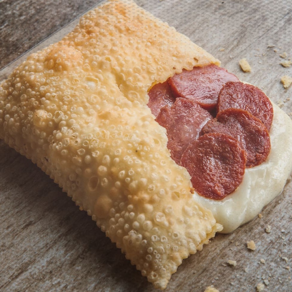 Deliciosa massa crocante recheado de linguiça calabresa e queijo muçarela Tamanho 20 x 9,5 Cm