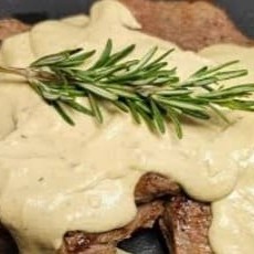 Saboroso filé mignon, servido em suculentos bifes, acompanhado de arroz soltinho e feijão temperado à perfeição. Além disso, o prato conta com fritas crocantes e irresistíveis. Para os amantes de queijo, oferecemos um delicioso molho gorgonzola, que confere um toque especial ao prato. E para finalizar, o sabor único da banana à milanesa, com sua crosta dourada e interior macio. O 'Mignon Big Especial' é realmente uma experiência culinária imperdível na categoria 'Pratos Big Especiais'.