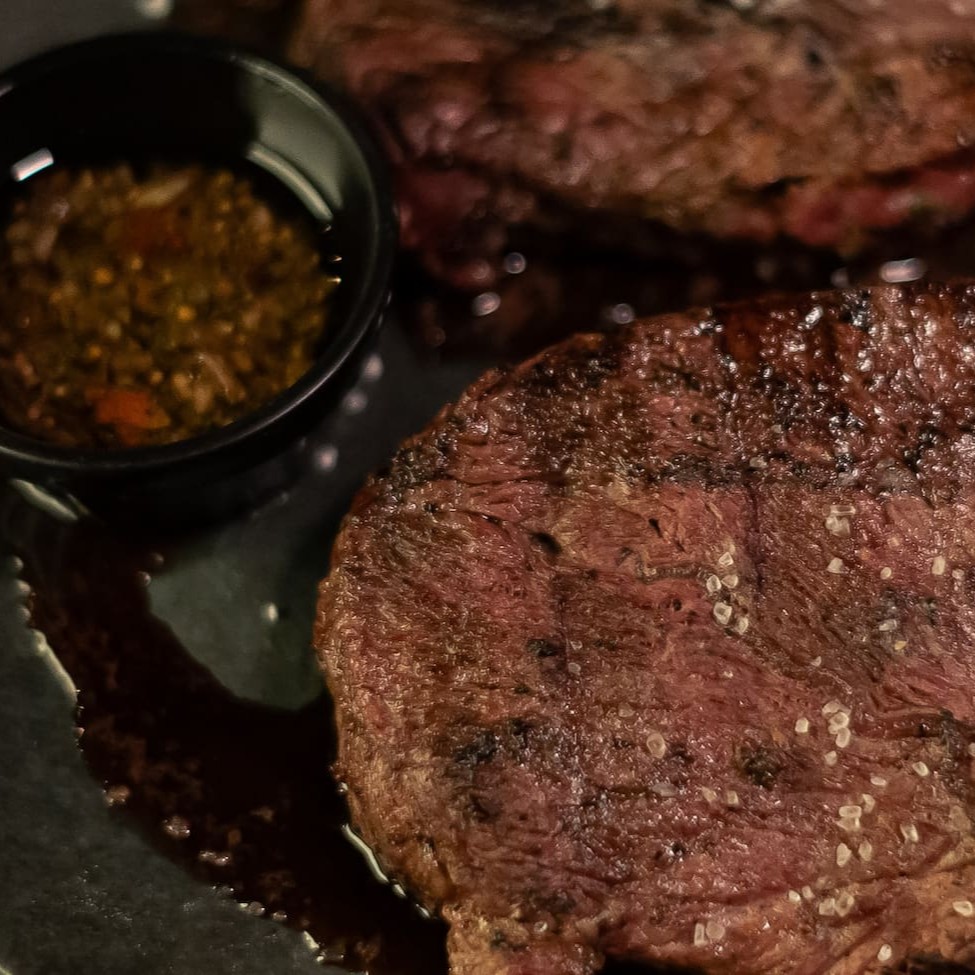 Corte famoso por ter pouca gordura, mas sendo da raça angus o grau de marmoreio é alto e garante mais sabor e suculência.