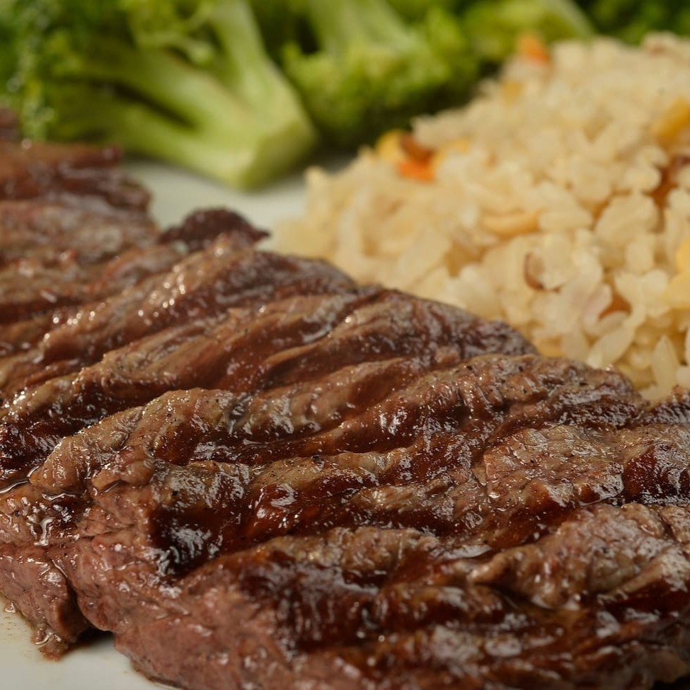 Nossa suculenta fraldinha ,Corte de 300g, temperado no sal grosso e preparado na brasa.