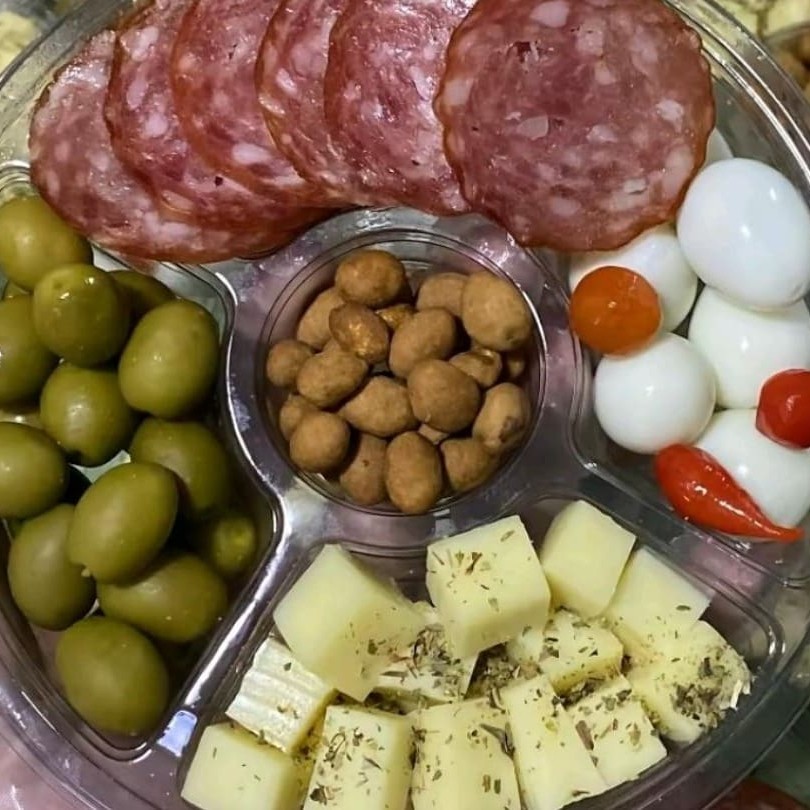Azeitona, ovo de cordona,salame ,queijo, orégano e amendoim e pimenta e opcional
