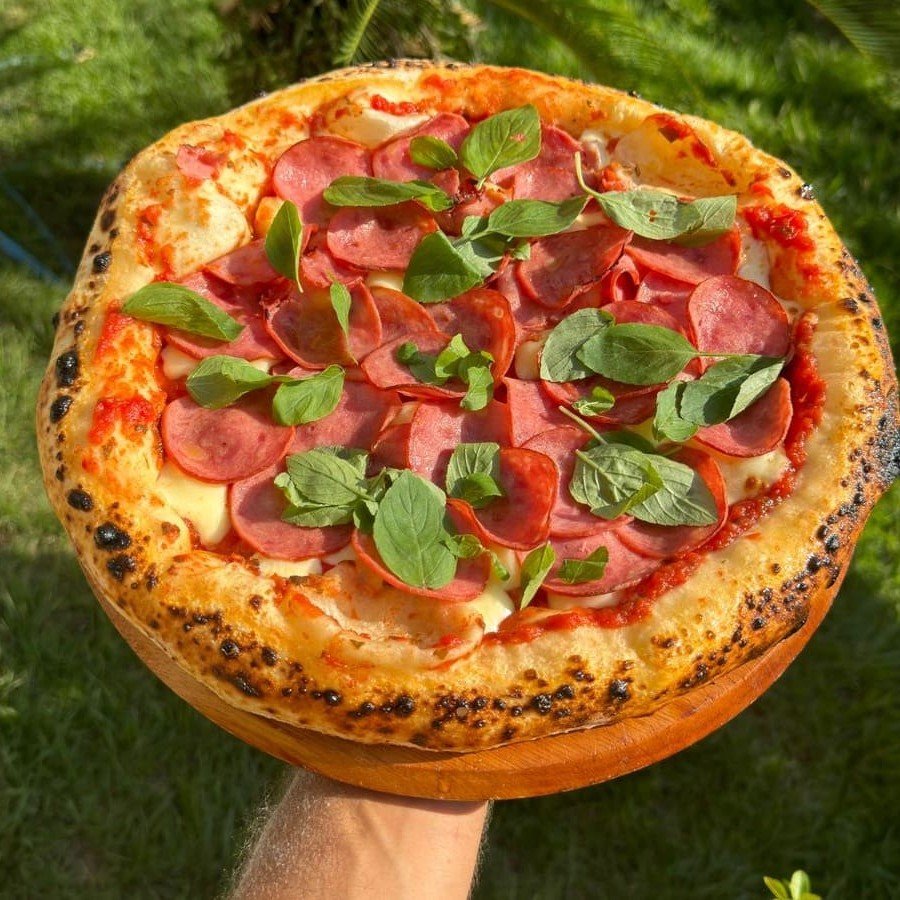 Molho de tomate do chef, muçarela, calabresa e manjericão. Pizza artesanal, fermentada por 100 horas, com molho feito 100% com carinho e ingredientes naturais, livre de industrializados e aditivos. Serve 2 pessoas.