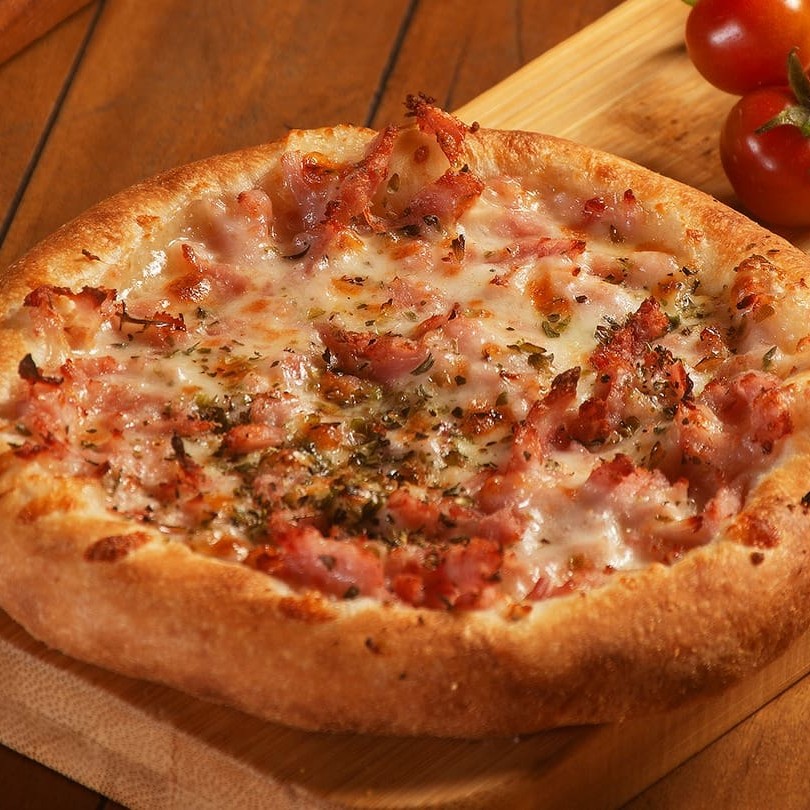 Muçarela com presunto e orégano.