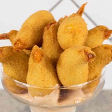 10 unidades de deliciosos empanados de camarão com requeijão, fritos, acompanhados de molho rosé.