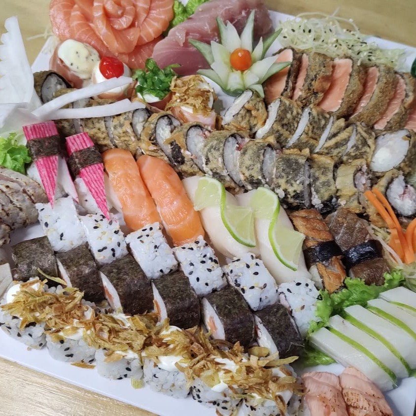 1 Jow, 1 Jow Poró, 1 Jow Passion, 1 Jow Pim. Biq., 6 Roll Fila., 12 Roll Hot Fila., 6 Roll Hot Tuna, 6 Roll Uramaki Ebiten, 6 Roll Uramaki Fila Crispy, 5 Sashimi Atum Roast, 5 Sashimi Px. Bco., 10 Sashimi Salmão, 5 Sashimi Salmão Crispy, 5 Sashimi Atum, 2 Sushi Atum Maç., 2 Sushi Camarão, 2 Sushi Kani, 2 Sushi Px. Bco., 2 Sushi Salmão Maç., 2 Sushi Skin e 1 Refri 1,5l Coca ou Guaraná