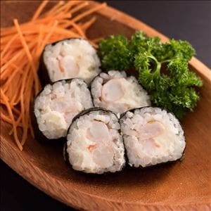 Roll com arroz, camarão, cream cheese e cebolinha