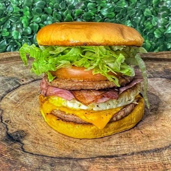 Pão Brioche, duas carnes, queijo cheddar, presunto, ovo, bacon e salada.