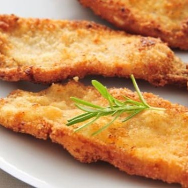 Marmita Grande E Caprichada Com Frango A Milanesa Com Fritas Arroz Feijao E Farofa