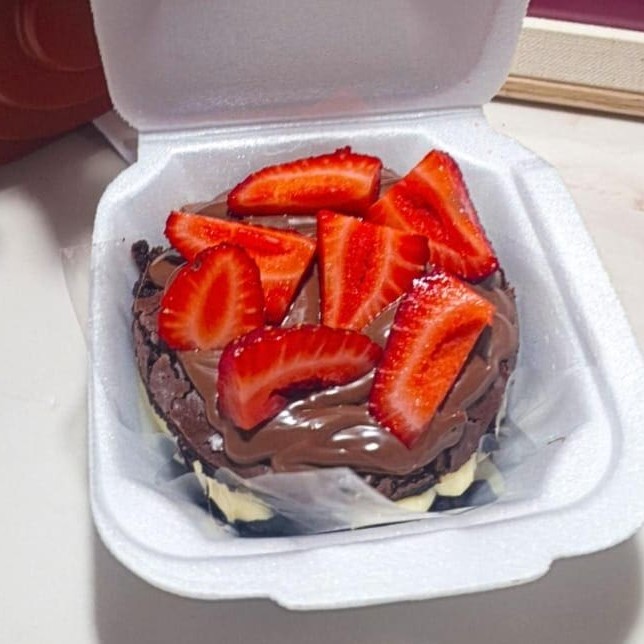 Nova sobremesa que chegou e é uma explosão de sabor! São 2 camadas de brownie suculento, com recheio de Ninho ou chocolate, finalizado com Nutella e morangos.