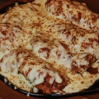 Deliciosos crispy chikcne banhados em nosso molho de tomate artesanal, e finalizado com queijo gratinado.