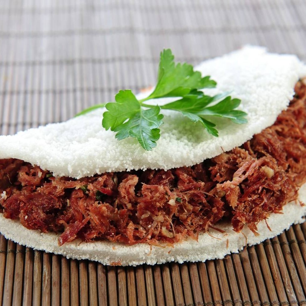 Uma receita rica em sabores e tradição.   Recheada com carne assada desfiada, macia e bem temperada, combinada com mussarela derretida, tomate fresco, cebola, alho torrado e um toque especial de orégano. Finalizada com manteiga de garrafa, que realça os aromas e confere um sabor autêntico e irresistível. Uma escolha perfeita para quem busca qualidade e sabor em cada mordida.