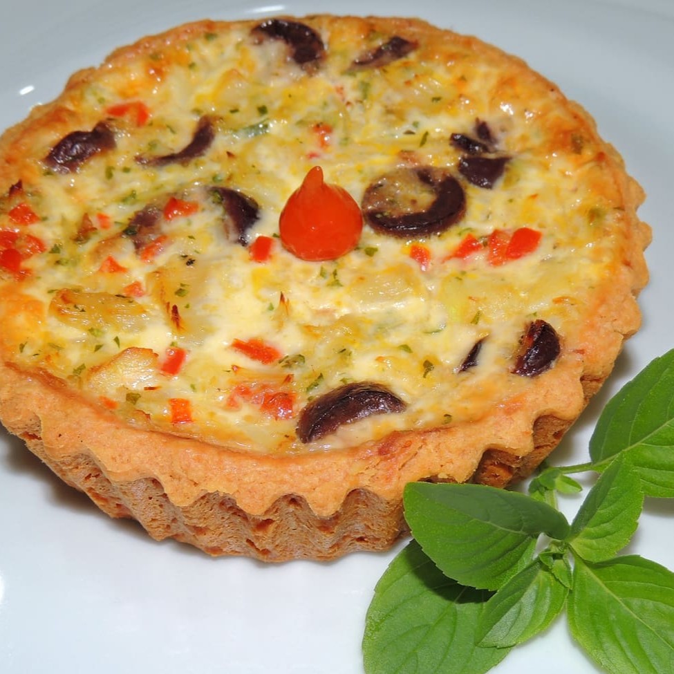 Deliciosas Quiches de Bacalhau, Embalagem C/ 6 unidades, super pratico para lanche, podendo ser aquecido no forno ou no microondas.  Basta Aquecer!!