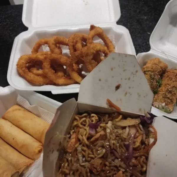 02 harumaki de camarao 01 porcao de lula empanada 01 yakisoba especial(carne/frango/camarao) normal 10 hot filadelfia 02 harumaki de chocolate