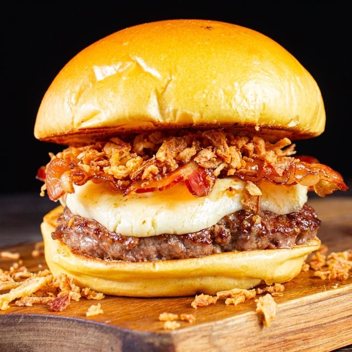 Esse hamburguer artesanal é feito com Catupiry Original maçaricado, 3x bacon em tiras, cebola crispy, pão brioche selado na manteiga e um fio de mel, tudo isso em um Blend de 120g. Uma explosão de sabor.