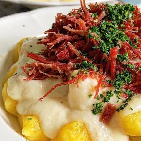 Este Combo Casal é composto por dois Nhoques Artesanais de Batata, pesando entre 500 a 550g cada um. São pratos primorosamente elaborados, exibindo um sabor que pode ser personalizado conforme a sua preferência. Cada nhoque é confeccionado com a mais pura batata, resultando em uma textura suave e um sabor inigualável. Esta promoção é a escolha perfeita para um jantar romântico ou uma refeição espe