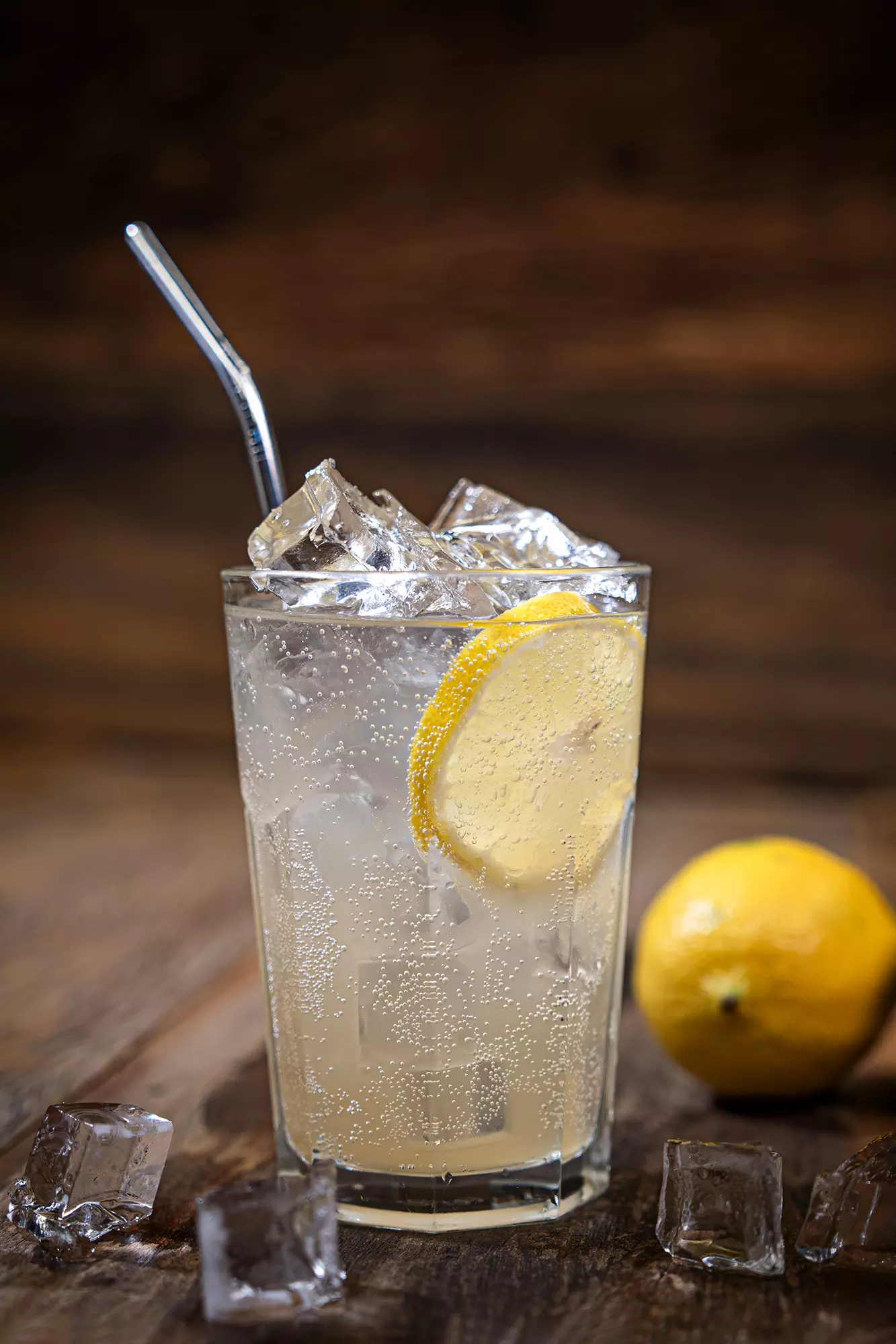 200ml de Água com Gás + Copo com Gelo + Meio Limão Espremido + Rodela de Limão