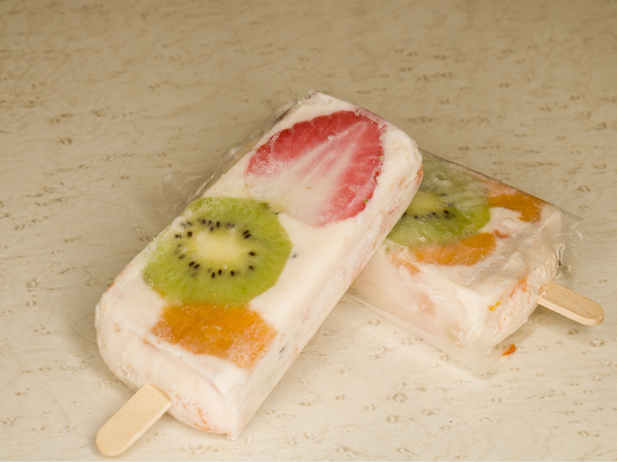 Paletas de Crema Yogurt con Frutas