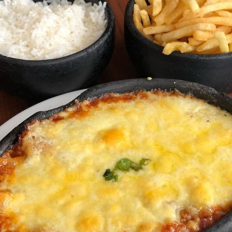 Parmegiana de frango 2 pessoas vai com arroz e batata frita .  *foto meramente ilustrativa