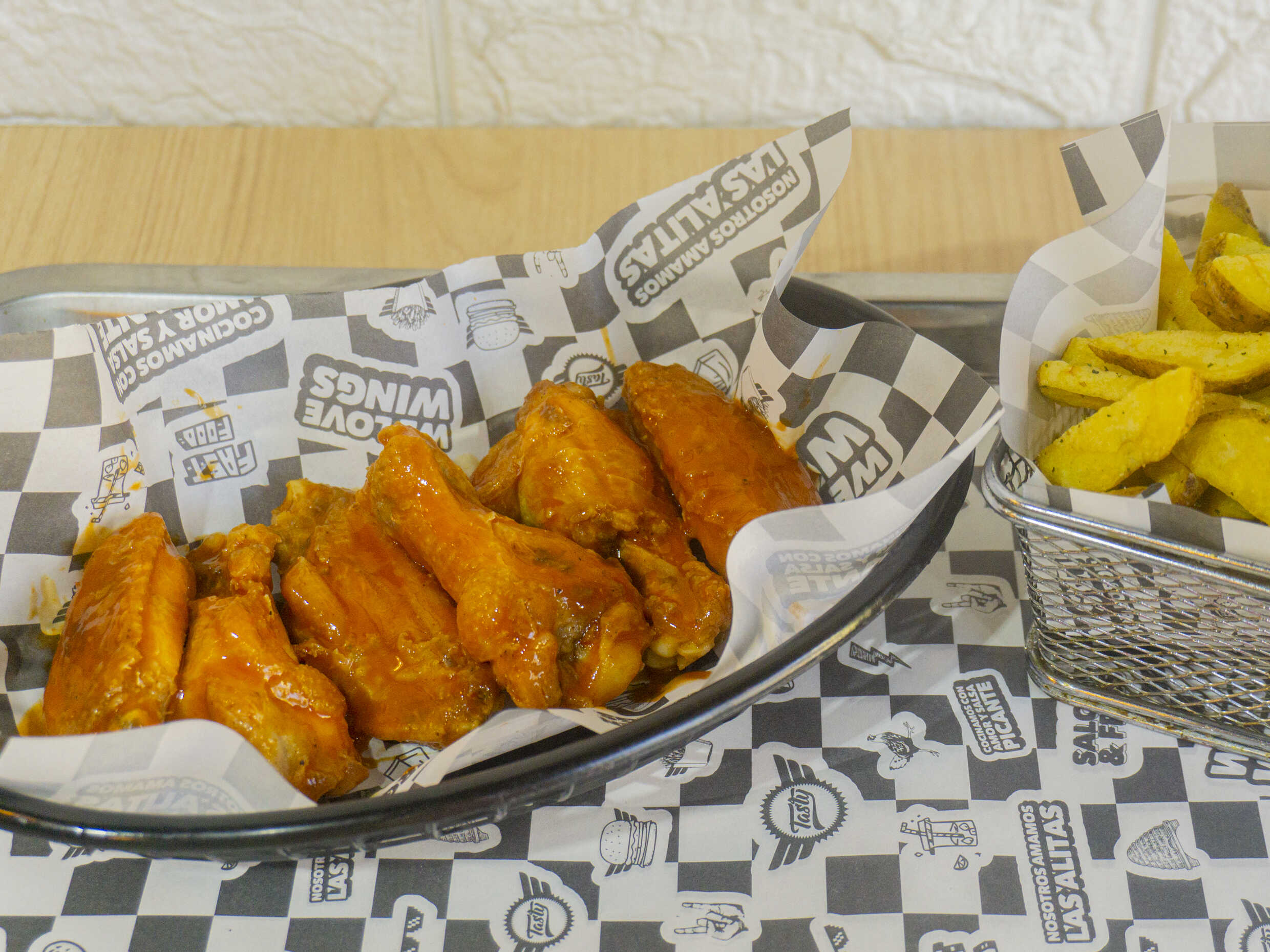 Combo Hot Wings Lousiana con Papas Tasty