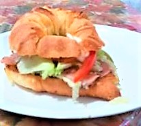 Cuernito relleno Cubano