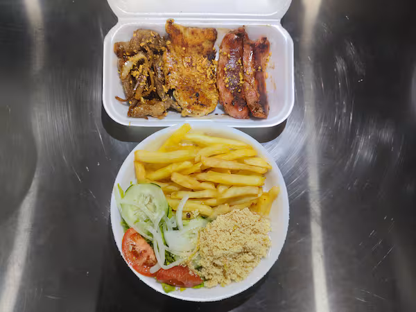 Churrasco misto feito na chapa ( isca de alcatra , filé de frango e linguiça Toscana ) , arroz , feijão, farofa e salada verde.