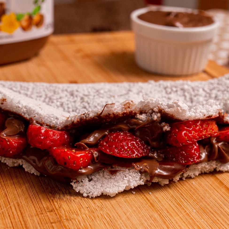 Tapioca recheada com chocolate e morango