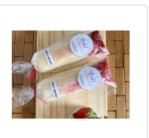 Base cremosa de Ninho integral + calda de morango, feita artesanalmente com morangos frescos. Essa combinação é de dar água na boca! (livre de gordura hidrogenada)  Obs: por se tratar de uma calda feita com morangos frescos, pode haver alteração na cor e sabor.