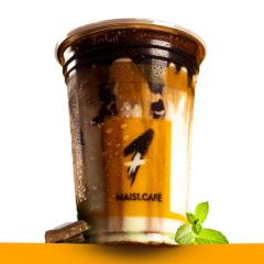 Aprecie nosso 'Fresh Coffee', uma bebida gelada 420ml irresistível. É um café especial, preparado com o espresso mais puro, repleto de sabor e intensidade. A refrescância vibrante da menta é adicionada, proporcionando um toque surpreendentemente refrescante. A suavidade do leite é equilibrada com a decadência do chocolate, resultando em uma combinação harmoniosa e tentadora. Você está convidado a experimentar e se deleitar com essa criação única!
