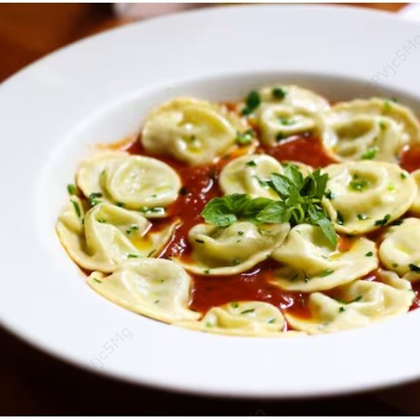 Tradicional massa recheada de quatro queijos com nosso maravilhoso molho de tomate e manjericão