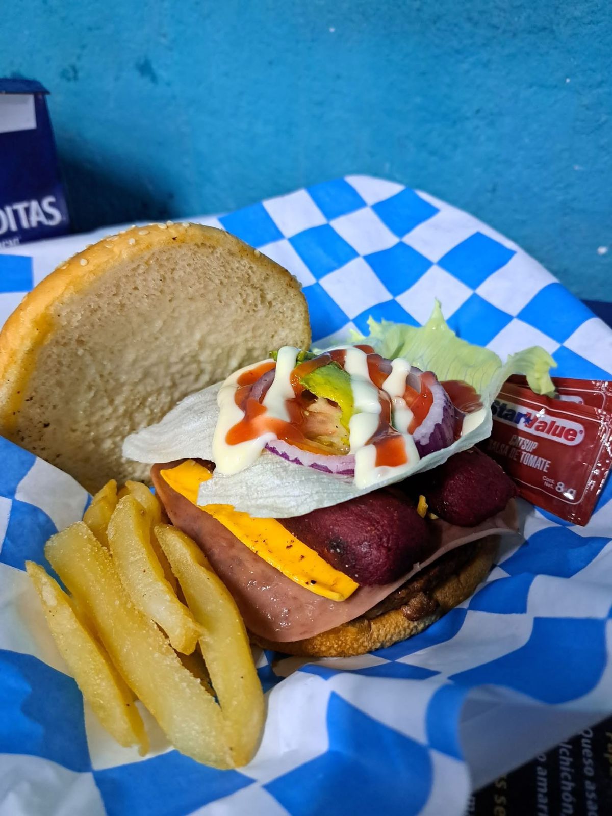 Hamburguesa Salchicarne con Papas