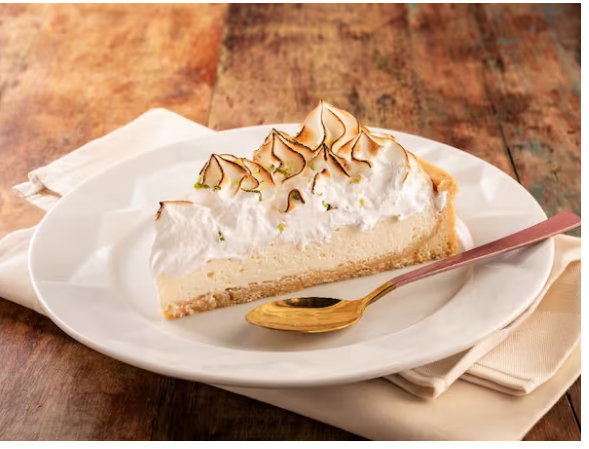 Massa sablé coberta com mousse de limão, finalizado com merengue maçaricado e raspas de limão.