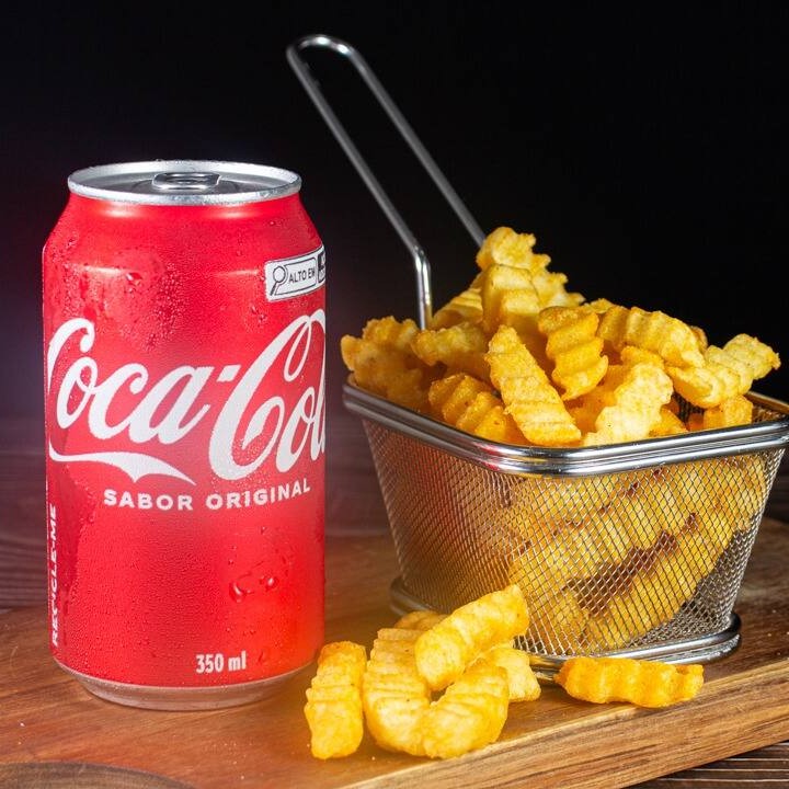 Porção individual de Batata crinkle crocantes + Coca Cola 350ml geladinha, Adicione junto com seu lanche e faça um combinho.
