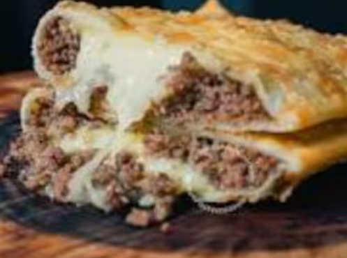 Massa de pastel frita recheada de carne com queijo. 30cm.