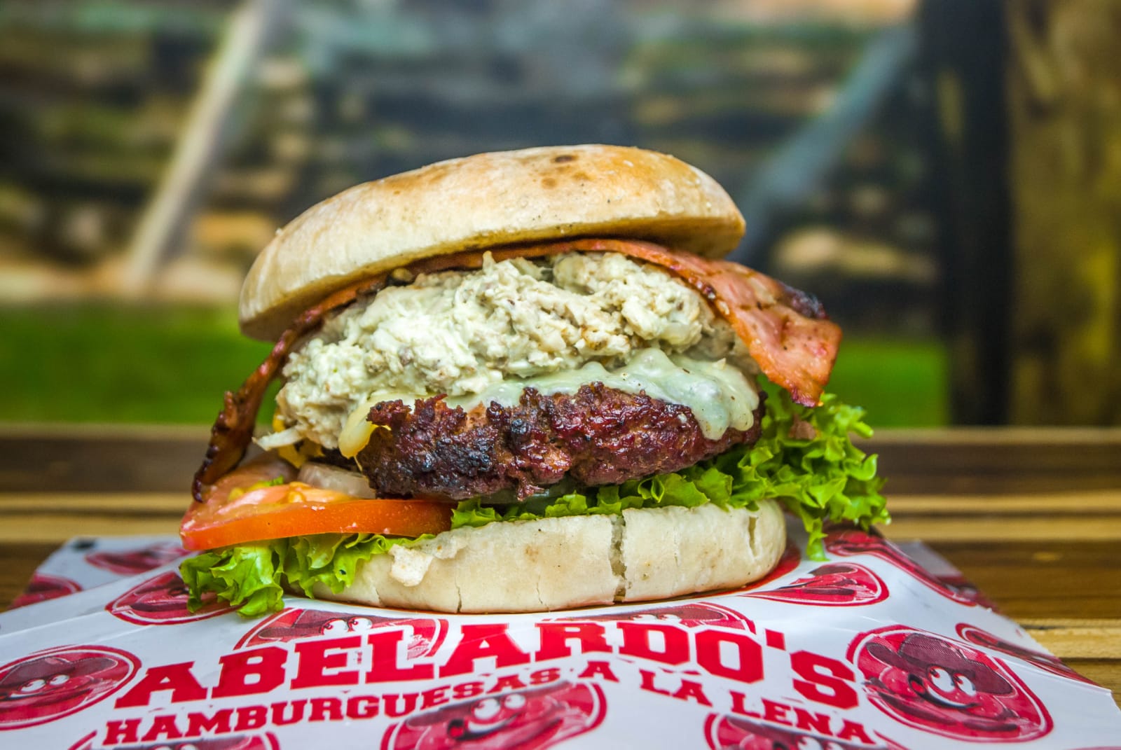 Hamburguesa Mixta con Pollo Mechado
