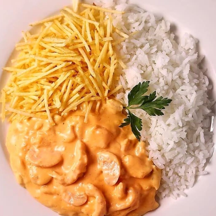 O strogonoff de frango é um prato cremoso e saboroso feito com pedaços de frango cozidos em um molho à base de creme de leite, ketchup. Geralmente, é servido com arroz branco e batata palha.  ............................................................Tags........................................................ Strogonoff, Batata, Cremoso, Promo, Off, Perto De Casa, Barato, Oferta, Rapido