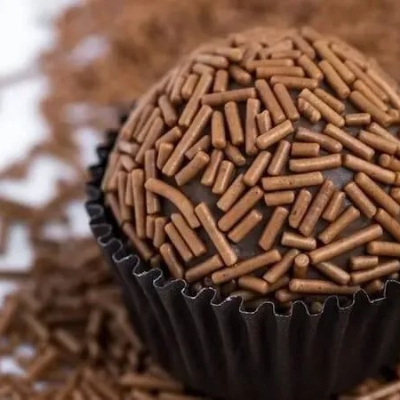 Brigadeiro feito com Leite Moça, creme de leite e cacau 100%, sendo finalizado com granulado tradicional de festa. Compre 4 pague 3