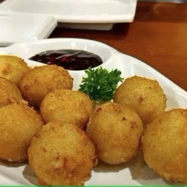 Bolinha de arroz, com salmão, cream cheese e cebolinha